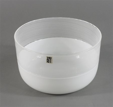 Venini: ciotola rotonda in vetro lattimo a due fasce. Con etichetta originale...