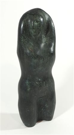 Grande busto in bronzo a patina verde raffgiurante busto femminile. H. cm. 77.