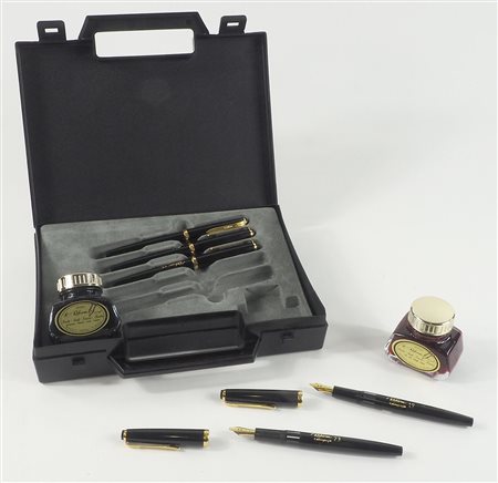 Set da calligrafia composto da 5 penne e 2 contenitori con inchiostri. Entro...
