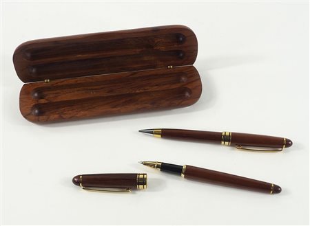 Yamato: lotto di 2 penne in legno entro astuccio originale.