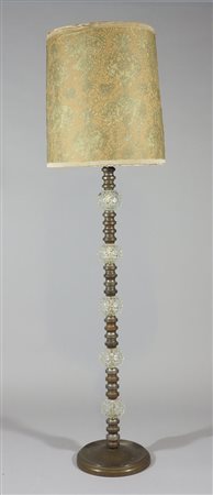 Lampada a stelo in ottone intervallato da palle in vetro a bolle.