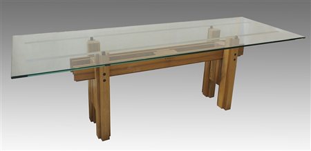 Tavolo da pranzo con base in legno chiaro, piano in cristallo con due fasce...