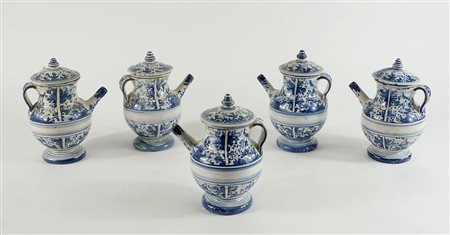 Lotto di 5 antiche brocche in maiolica a smalti policromi, con coperchi....