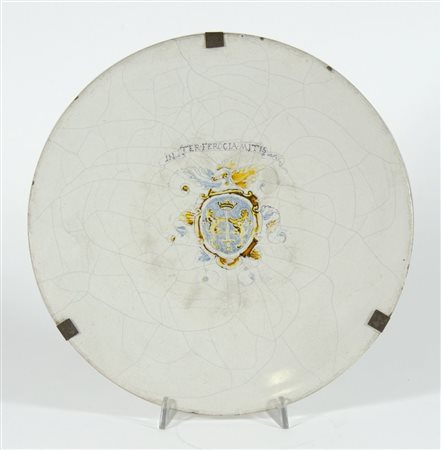 Piatto in maiolica con stemma centrale a smalti policromi. Deruta, XVII...