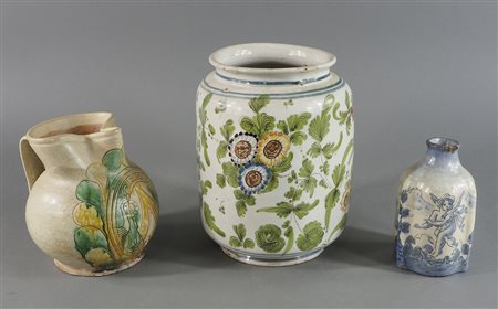 Lotto in maiolica a smalti policromi composto da brocca con manico e due...