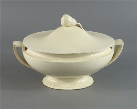 Antica zuppiera smaltata bianca con due manici e frutto sul coperchio. cm....