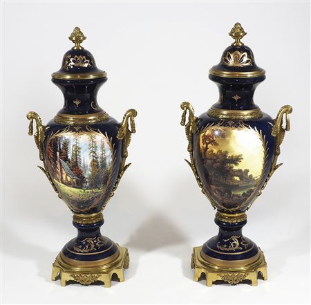 Coppia di grandi vasi in porcellana blu con decori policromi e dorati e...