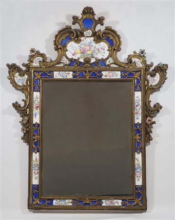 Grande specchiera rettangolare con cornice e cimase in legno dorato scolpito...