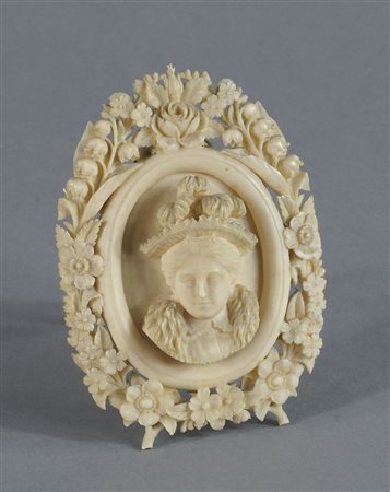 Piccola cornice portafoto da tavolo in avorio finemente lavorato a motivi...