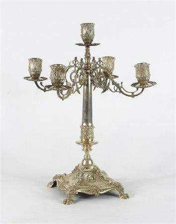Candelabro in argento a 5 fiamme, su zampe ferine. H. cm. 43. gr. 1370.