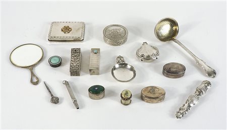 Lotto di vari oggetti in argento. Gr. 370.