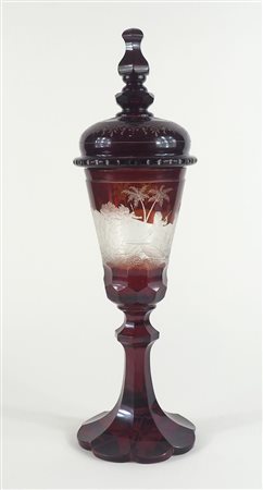 Coppa in cristallo incamiciato rosso con fascia centrale raffigurante figure...