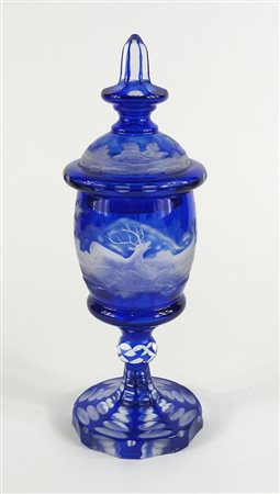 Coppa in cristallo incamiciato blu decorato con scena di paesaggio, con...