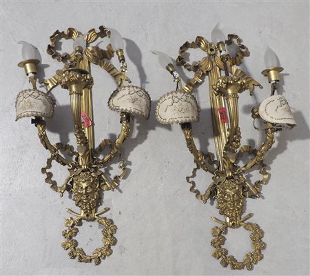 Paio di appliques in bronzo dorato a 3 luci. H. cm. 57.