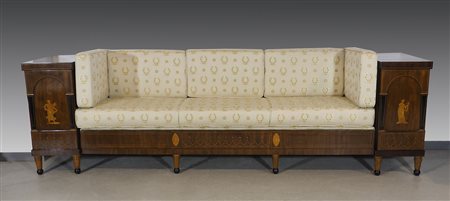 Grande divano a 3 posti con struttura e fianchi in legno, ai fianchi due ante...