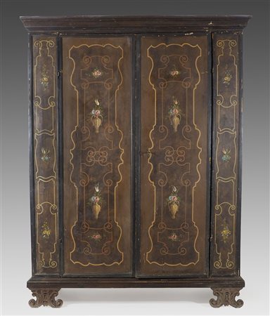 Armadio a a 2 ante in legno dipinto a motivi floreali. cm. 225x170x55.