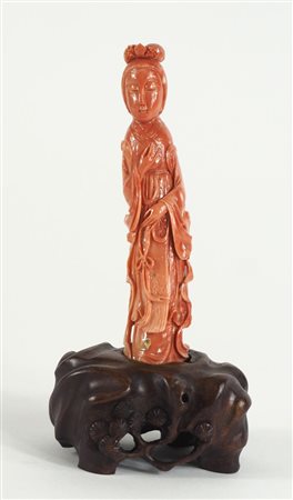 Scultura in corallo lavorato raffigurante Geisha, base in legno. H. tot cm....