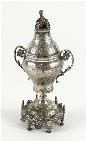 Contenitore in argento con manici laterali. Punzone Turchia dal 1844 al 1923....