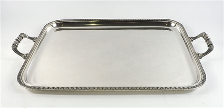 Grande vassoio rettangolare in argento con manici laterali. cm. 44x67 gr. 2900.