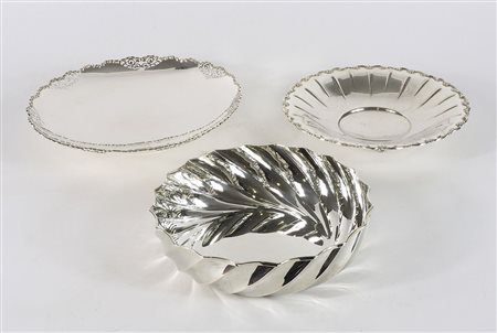 Lotto in argento composto da 2 ciotole e centrotavola. gr. tot 1130.