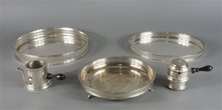 Lotto in argento composto da 3 centrotavola e cioccolattiera. gr. 2290.