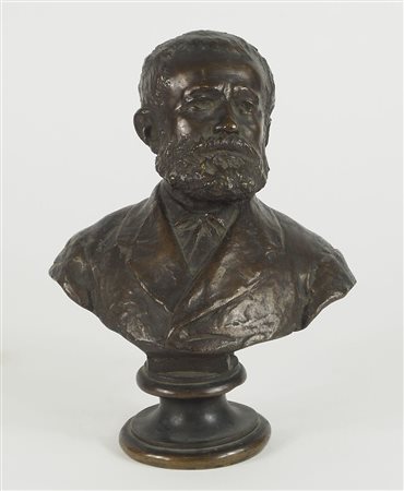 Scultura in bronzo a patina marrone raffigurante busto d'uomo. H. cm. 23.