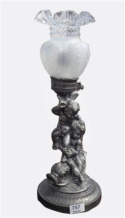 Lampada da tavolo in antimonio raffigurante delfino con putto. Paralume in...