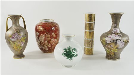 Lotto di 5 vasi in porcellana policroma tra cui Rosenthal. H. max cm. 31.