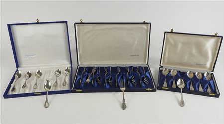 Lotto composto da 7 teche conententi set in argento.