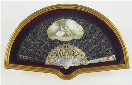 Lotto di 3 ventagli entro teche in legno dorato e vetro.