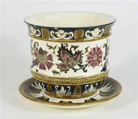 Portapiante in ceramica policroma decorato a motivi floreali. (sbeccature).