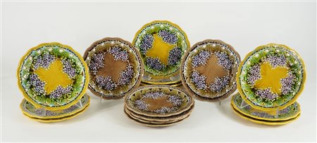 Lotto di 16 piatti in ceramica policroma decorati a motivi floreali.