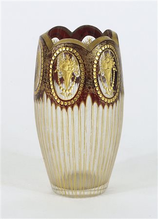 Vaso in vetro con decori policromi e dorati. H. cm. 18.