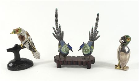 Lotto di 4 figure di uccelli decorati a smalti policromi.