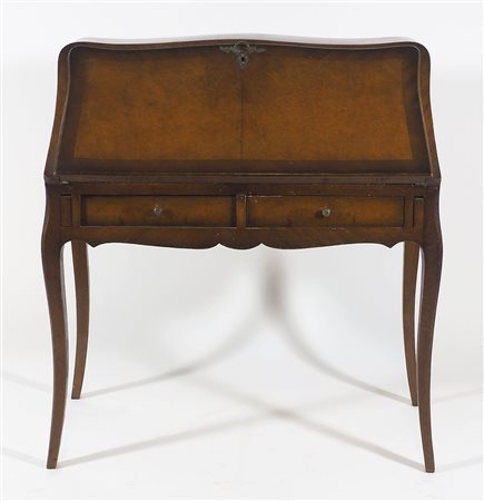 Mobile a ribalta su alte gambe mosse. cm. 96x83x42.