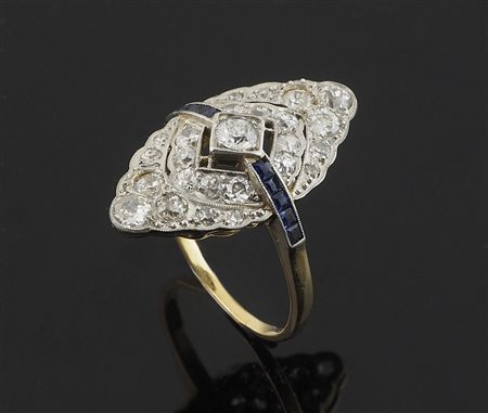 Anello liberty in oro giallo e bianco di forma ovale, ricoperto da diamanti...