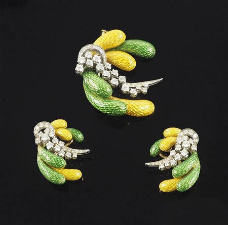 Parure composta da orecchini e spilla a motivi floreali in oro giallo e...