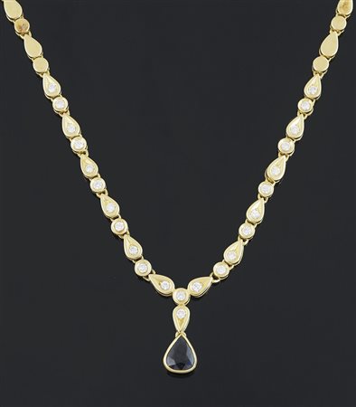 Girocollo in oro giallo con brillantini e zaffiro pendente. gr. tot 29,7.