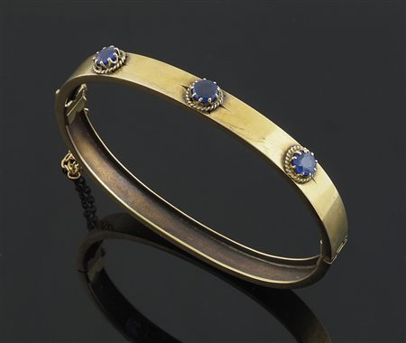 Braccciale rigido in oro giallo con 3 zaffiri centrali , gr 10,7, Primi '900