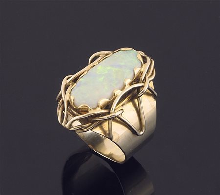 Anello in oro giallo con opale di forma ovale. Misura 21
