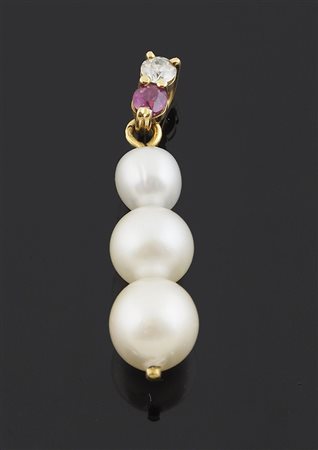 Pendente composto da 3 perle, rubino e diamante.