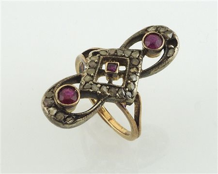 Antico anello in oro e argento con diamanti taglio rosè. (mancanza).Misura 9