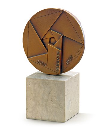 GIO' POMODORO COGEFAR 1959-1979 bassorilevo in bronzo su base in travertino,...