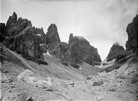 Vittorio Sella (1859 - 1943)Massiccio del Brenta con due alpinisti in primo...