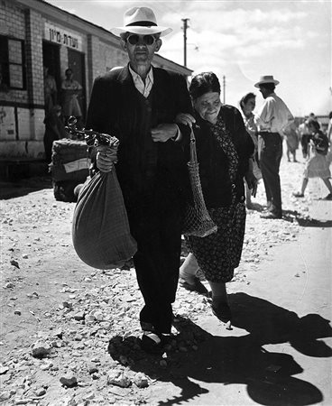 Robert Capa (1913 - 1954)Israel, couple of new immigrants 1948-1950Stampa...