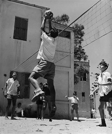 Robert Capa (1913 - 1954)Israel, the new city Tel Aviv 1948-1950Cinque stampe...