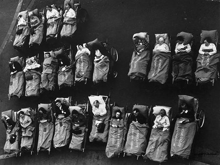 Mario Giacomelli (1925 - 2000)Lourdes dalla serie 'Perché' 1957Stampa...