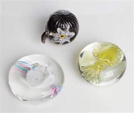 MANIFATTURA MURANESE Lotto composto da n. 3 fermacartein vetro sommerso con...