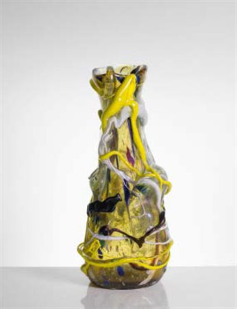 ANGELO RINALDI (1942) Grande vaso con applicazioniin vetro policromo. altezza...