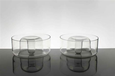 VISTOSI Coppia di centrotavola in vetro trasparente. Firma e data incise (un...